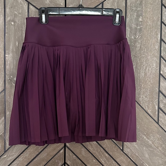 Alo Grand Slam Tennis Skirt Dark Plum Size Large - Picture 3 of 6